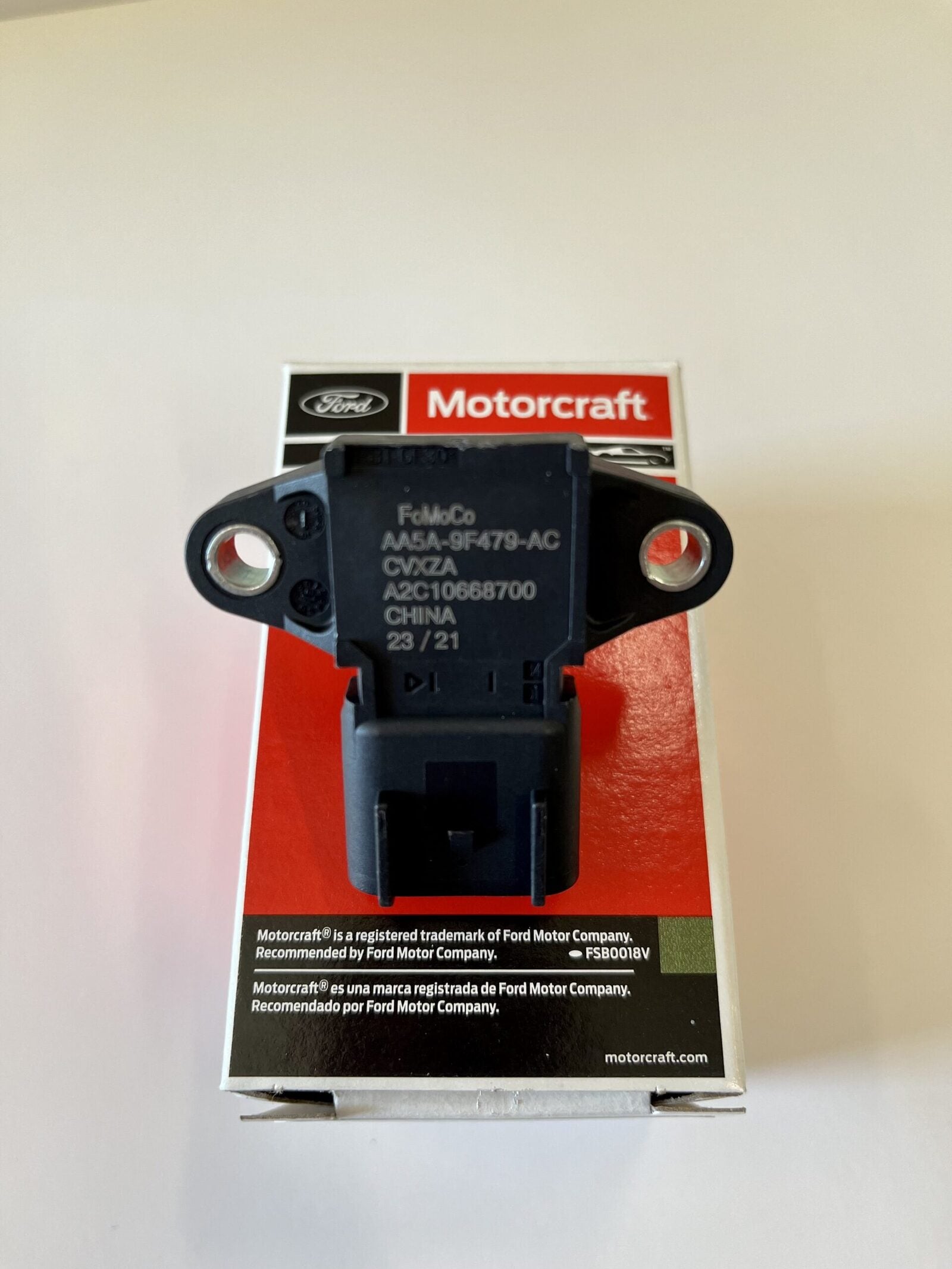 A box of the ford motorcraft sensor.