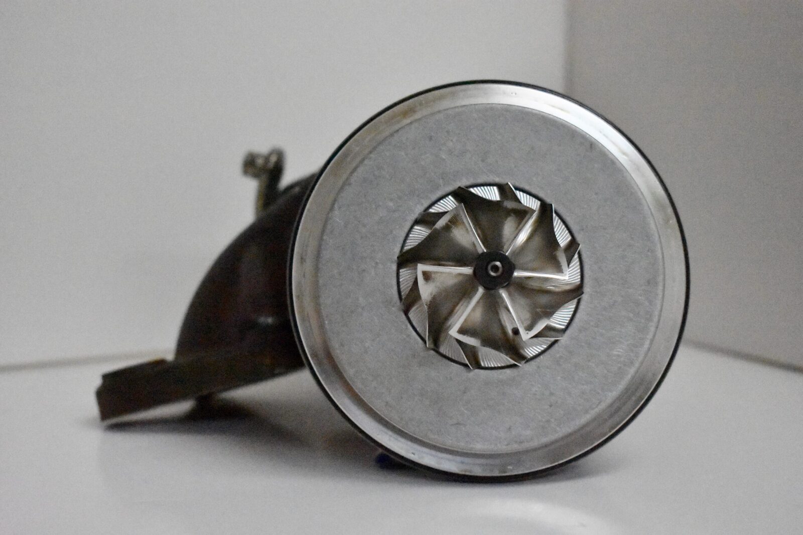 A close up of the front part of an engine